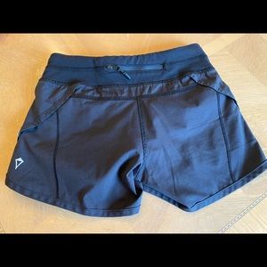 Ivivva girls size 8 black shorts